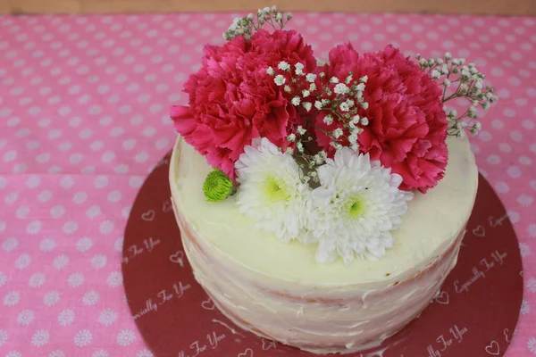 Köstlicher Kuchen Dekoriert Mit Blumen Und Floralen Elementen — Stockfoto