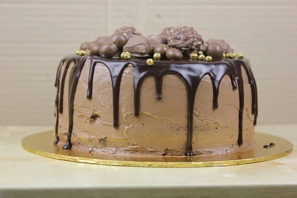 Leckeren Kuchen Mit Schokolade Zuckerguss Und Süßigkeiten Auf Der Spitze — Stockfoto