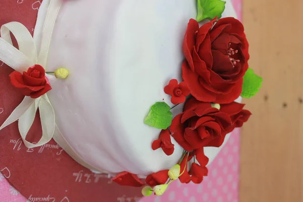 花や花で装飾されたおいしいケーキ — ストック写真