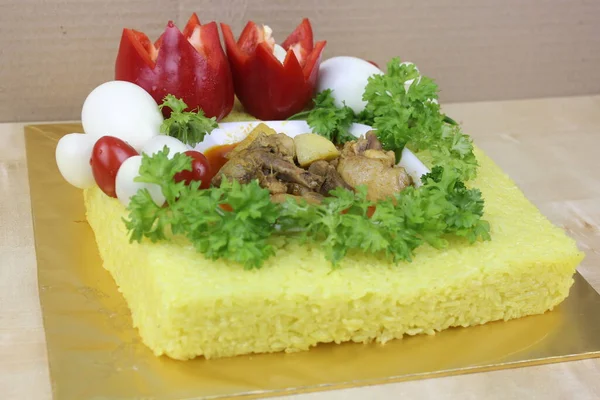 Малайзийское Блюдо Желтым Глютиновым Рисом Овощами Мясом — стоковое фото