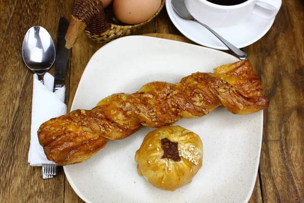 Leckeres Gebäck Mit Kaffeetasse Auf Holzhintergrund — Stockfoto