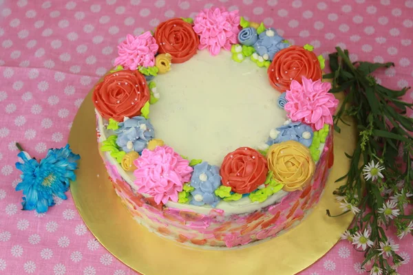 Вкусный Торт Украшенный Цветами Цветочными Элементами — стоковое фото