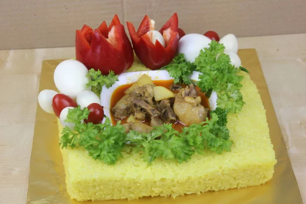 马来西亚菜 配上黄色糯米 蔬菜和肉 — 图库照片