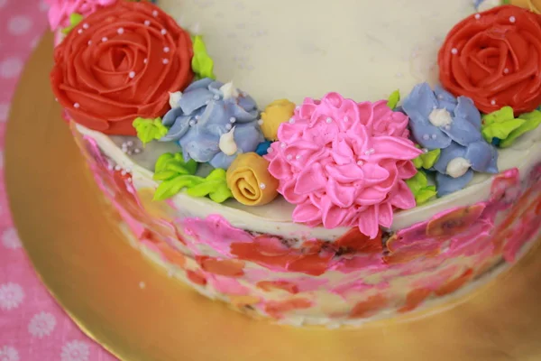 Köstlicher Kuchen Dekoriert Mit Blumen Und Floralen Elementen — Stockfoto