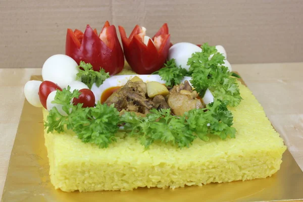 Malaysisches Gericht Mit Gelbem Klebrigen Reis Gemüse Und Fleisch — Stockfoto