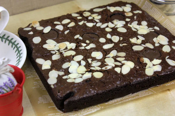 Вкусный Шоколадный Торт Кусочками Орехов — стоковое фото