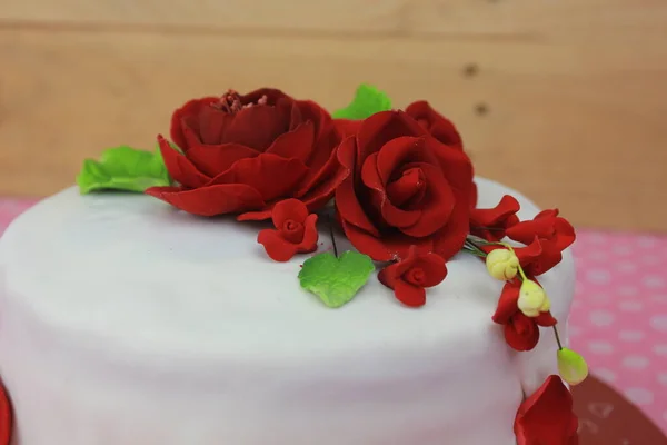 花や花で装飾されたおいしいケーキ — ストック写真