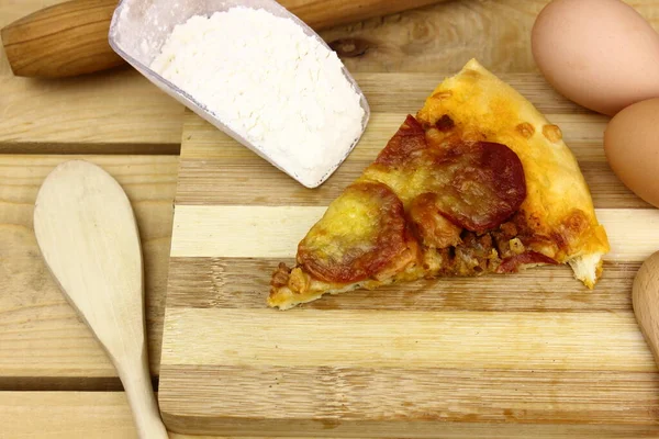 Peça Pizza Caseira Com Pepperoni Fundo Mesa Madeira — Fotografia de Stock