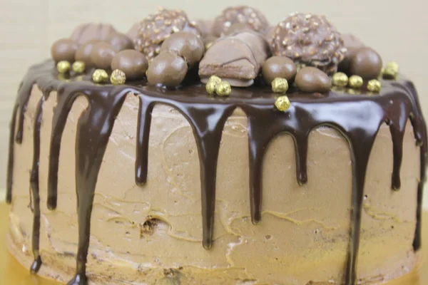 Leckeren Kuchen Mit Schokolade Zuckerguss Und Süßigkeiten Auf Der Spitze — Stockfoto