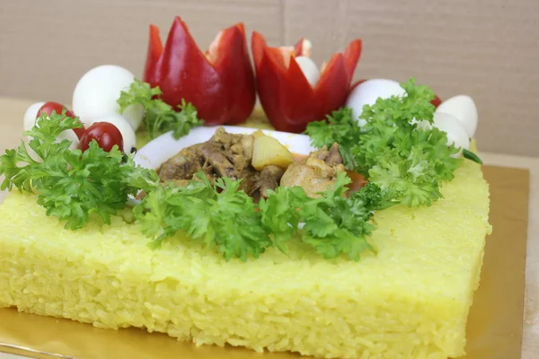 Malajské Jídlo Žlutou Lepkavou Rýží Zeleninou Masem — Stock fotografie
