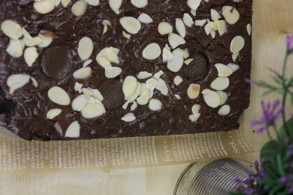 Вкусный Шоколадный Торт Кусочками Орехов — стоковое фото