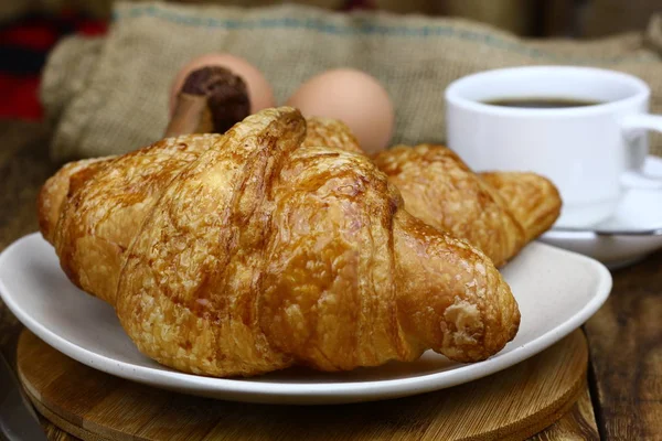 Croissants Weißem Teller Und Tasse Kaffee Auf Einer Holzoberfläche Das — Stockfoto