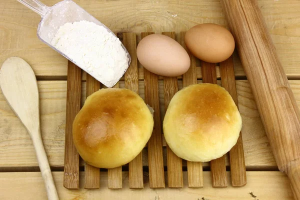 Pastelaria Caseira Pequenos Bolos Saborosos Fundo Madeira — Fotografia de Stock