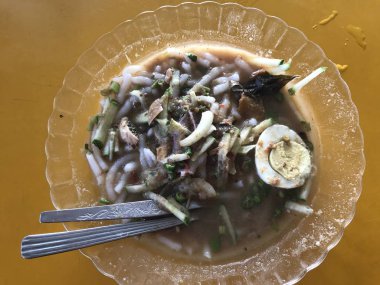 Erişteli, sebzeli ve yumurtalı Asya çorbası, yakın çekim manzaralı.