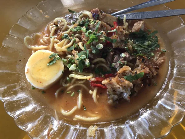 Sup Asia Lezat Dengan Mie Sayuran Dan Telur Pemandangan Tertutup — Stok Foto