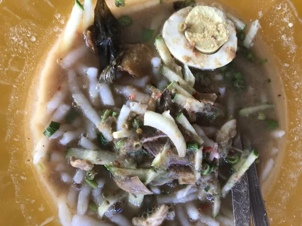 Sup Asia Lezat Dengan Mie Sayuran Dan Telur Pemandangan Tertutup — Stok Foto