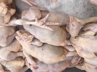 Buzlu taze tavuk pazarda satılmak üzere süslenir.