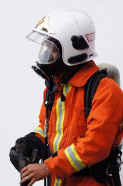 İtfaiyeci, tam teçhizatlı.