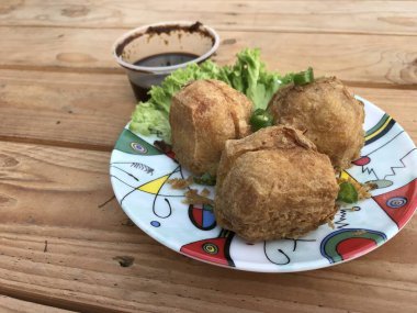 Asya 'da Tauhu Bergedil' in popüler yemeklerine yakın çekim