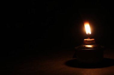 Geleneksel gaz lambası, tamamen karanlık bir alanda izole edilmiş..