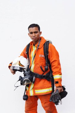 İtfaiyeci, tam teçhizatlı.