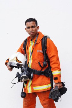 İtfaiyeci, tam teçhizatlı.