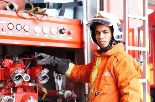 Brandman Officer Med Full Brandbekämpningsutrustning Stående Nära Brandbil — Stockfoto