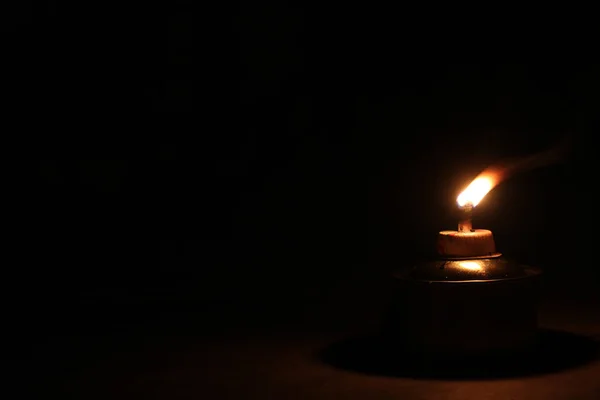 传统煤油灯 在完全黑暗的地区隔离 — 图库照片