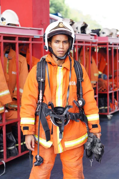 Oficial Bombero Con Equipo Lucha Contra Incendios Completo Pie Cerca — Foto de Stock