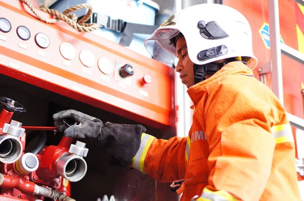 Bombeiro Oficial Com Equipamento Completo Combate Incêndio Perto Motor Bombeiros — Fotografia de Stock