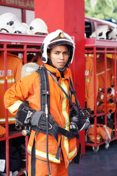 Oficial Bombero Con Equipo Lucha Contra Incendios Completo Pie Cerca — Foto de Stock