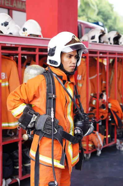 Brandman Officer Med Full Brandbekämpningsutrustning Stående Nära Brandbil — Stockfoto