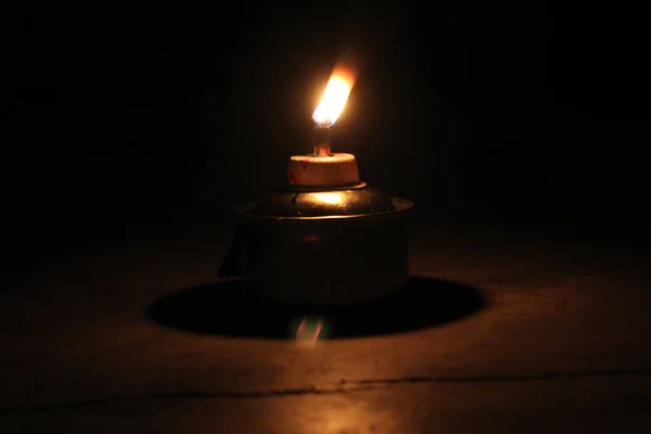 Lampe Traditionnelle Kérosène Isolée Dans Une Zone Totalement Sombre — Photo