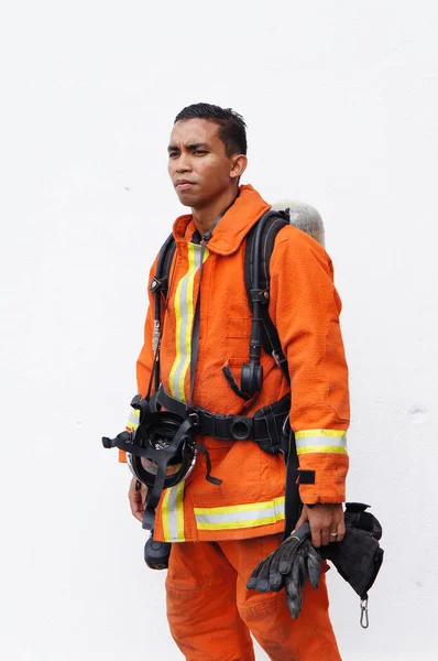配备全套消防设备的消防员 — 图库照片