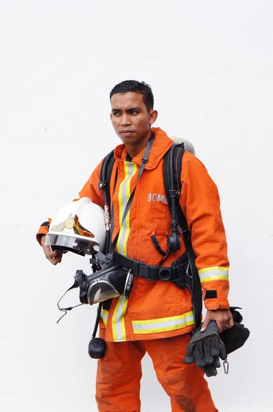 Офицер Пожарной Охраны Полным Противопожарным Оборудованием — стоковое фото