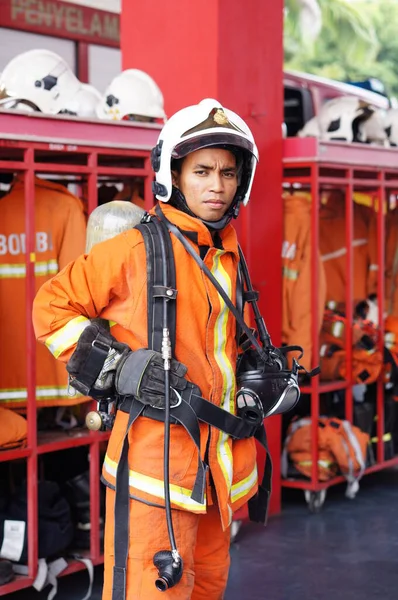 Brandman Officer Med Full Brandbekämpningsutrustning Stående Nära Brandbil — Stockfoto