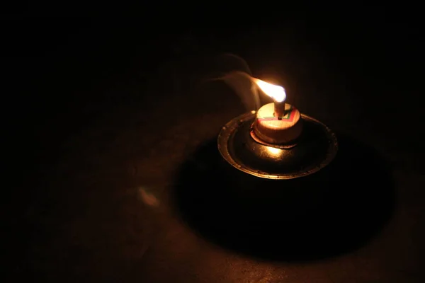 Lâmpada Querosene Tradicional Isolado Uma Área Totalmente Escura — Fotografia de Stock