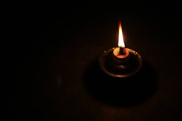 Lámpara Queroseno Tradicional Aislada Una Zona Totalmente Oscura — Foto de Stock
