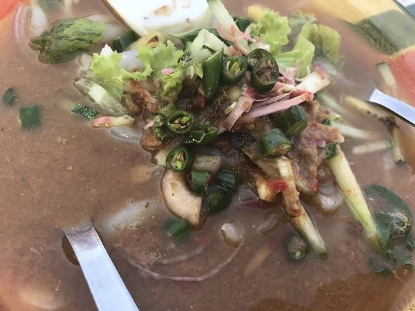 Deliciosa Sopa Asiática Con Fideos Verduras Huevo Vista Cerca —  Fotos de Stock