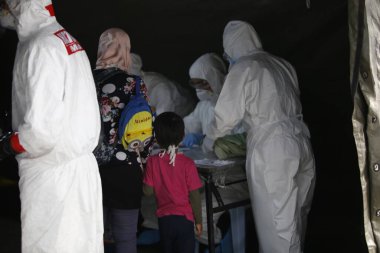 KLIA, Malezya - 22 Mart 2020: İran 'dan Malezya' ya giden yolcuları görüntüleme operasyonu. Ulusal Afet Yönetim Ajansı NADMA altında Malezya itfaiye ve kurtarma departmanı tarafından yürütülen operasyonlar