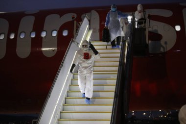 KLIA, Malezya - 22 Mart 2020 Yolcu uçuşlarını görüntüleme operasyonu. Ulusal Afet Yönetim Ajansı NADMA altında Malezya itfaiye ve kurtarma departmanı tarafından yürütülen operasyonlar