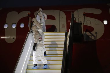 KLIA, Malezya - 22 Mart 2020 Yolcu uçuşlarını görüntüleme operasyonu. Ulusal Afet Yönetim Ajansı NADMA altında Malezya itfaiye ve kurtarma departmanı tarafından yürütülen operasyonlar