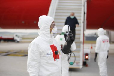 KLIA, Malezya - 22 Mart 2020: İran 'dan Malezya' ya giden yolcuları görüntüleme operasyonu. Ulusal Afet Yönetim Ajansı NADMA altında Malezya itfaiye ve kurtarma departmanı tarafından yürütülen operasyonlar