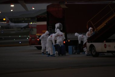 KLIA, Malezya - 22 Mart 2020 Yolcu uçuşlarını görüntüleme operasyonu. Ulusal Afet Yönetim Ajansı NADMA altında Malezya itfaiye ve kurtarma departmanı tarafından yürütülen operasyonlar