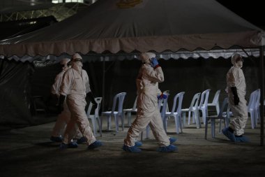 KLIA, Malezya - 22 Mart 2020 Yolcu uçuşlarını görüntüleme operasyonu. Ulusal Afet Yönetim Ajansı NADMA altında Malezya itfaiye ve kurtarma departmanı tarafından yürütülen operasyonlar