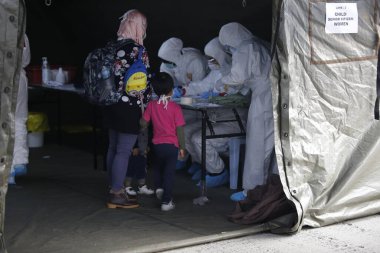 KLIA, Malezya - 22 Mart 2020: İran 'dan Malezya' ya giden yolcuları görüntüleme operasyonu. Ulusal Afet Yönetim Ajansı NADMA altında Malezya itfaiye ve kurtarma departmanı tarafından yürütülen operasyonlar