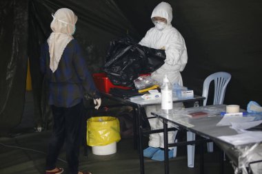 KLIA, Malezya - 22 Mart 2020: İran 'dan Malezya' ya giden yolcuları görüntüleme operasyonu. Ulusal Afet Yönetim Ajansı NADMA altında Malezya itfaiye ve kurtarma departmanı tarafından yürütülen operasyonlar