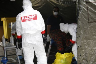 KLIA, Malezya - 22 Mart 2020: İran 'dan Malezya' ya giden yolcuları görüntüleme operasyonu. Ulusal Afet Yönetim Ajansı NADMA altında Malezya itfaiye ve kurtarma departmanı tarafından yürütülen operasyonlar
