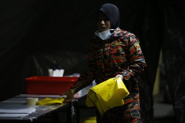 KLIA, Malezya - 22 Mart 2020 Yolcu uçuşlarını görüntüleme operasyonu. Ulusal Afet Yönetim Ajansı NADMA altında Malezya itfaiye ve kurtarma departmanı tarafından yürütülen operasyonlar