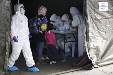 KLIA, Malezya - 22 Mart 2020: İran 'dan Malezya' ya giden yolcuları görüntüleme operasyonu. Ulusal Afet Yönetim Ajansı NADMA altında Malezya itfaiye ve kurtarma departmanı tarafından yürütülen operasyonlar